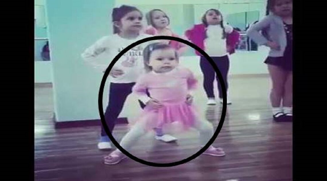 Na hodinách baletu je viac dievčatiek, ale keď uvidíte, čo robí toto dievčatko v ružových šatách, nebudete veriť vlastným očiam!