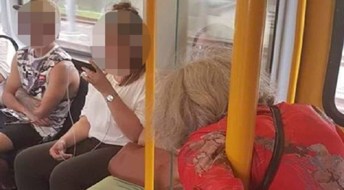 Drzý chlapec odmietol uvoľniť miesto starej babičke v autobuse: Neuveríte, akú lekciu dostal od jedného z cestujúcich!