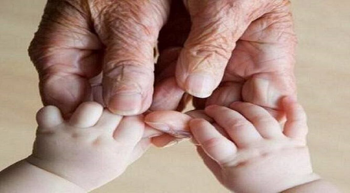 Často objímate svoju babičku a dedka? Neviete si predstaviť, ako veľmi to ovplyvňuje ich zdravie!