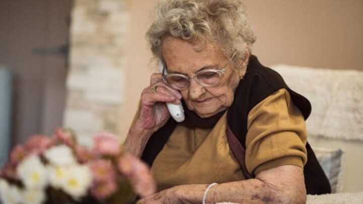 Nebojácna 90-ročná babička, pomohla zatknúť podvodníka…