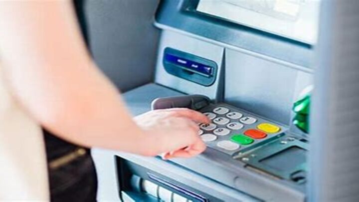 Mnohí ľudia, ktorí si takto vyberajú hotovosť z bankomatov, sa môžu dostať do veľkých problémov.
