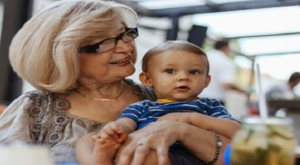Vedci dokázali, že babička z matkinej strany je najdôležitejšou osobou v živote dieťaťa. Toto je dôvod…